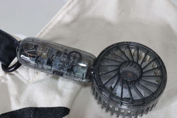 ダイソー クリア扇風機(ライト付き、ラメ) ダイソーのクリア扇風機(ライト付き、ラメ)をカバンに付ける