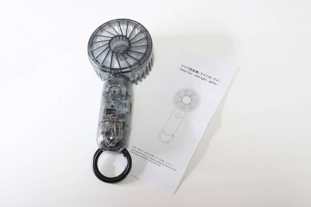 ダイソーのクリア扇風機（ライト付き、ラメ）のビジュアル