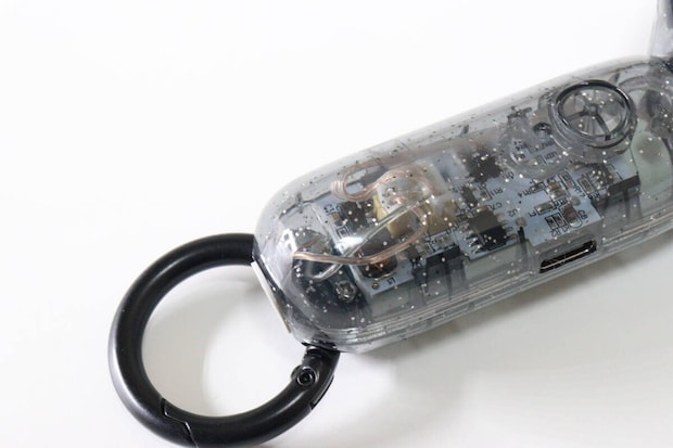 ダイソーのクリア扇風機（ライト付き、ラメ）のカラビナ