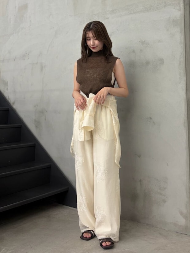 2026春大人女性透け感シアーノースリーブニットコーデ