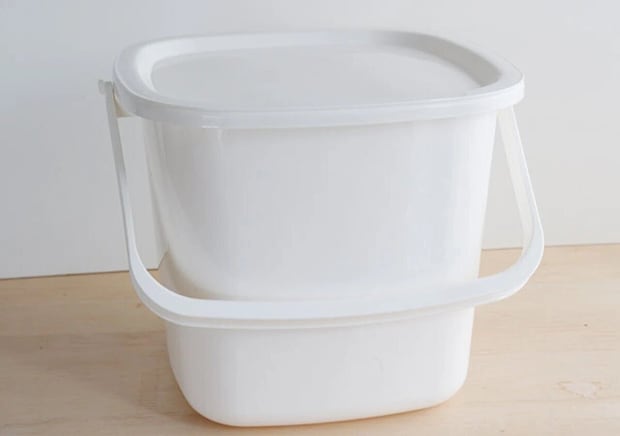 ダイソー　取っ手に雑巾が干せる蓋つきバケツ（8L）