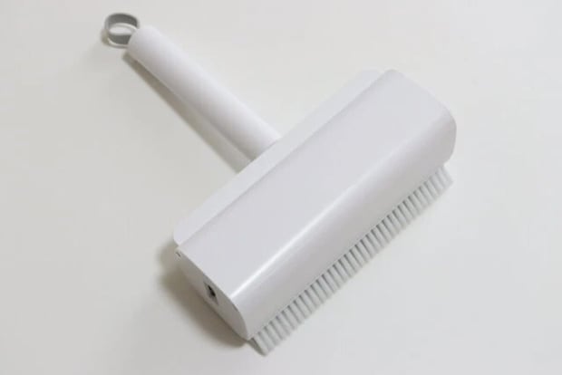 ダイソー　ブラシ一体ケース付粘着クリーナー