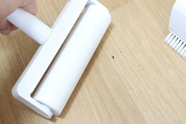 ダイソー　ブラシ一体ケース付粘着クリーナー　粘着クリーナー　使用例