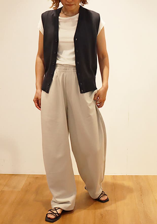 ユニクロ　スウェットパンツ コーデ　ベスト