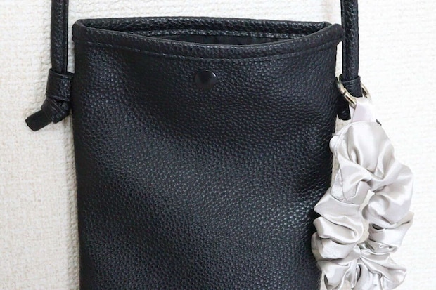 ダイソーのシュシュチャームをカバンに付ける