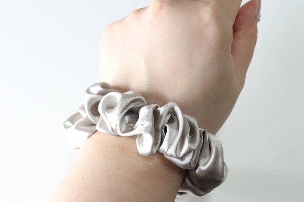 ダイソーのシュシュチャームを手首に付ける