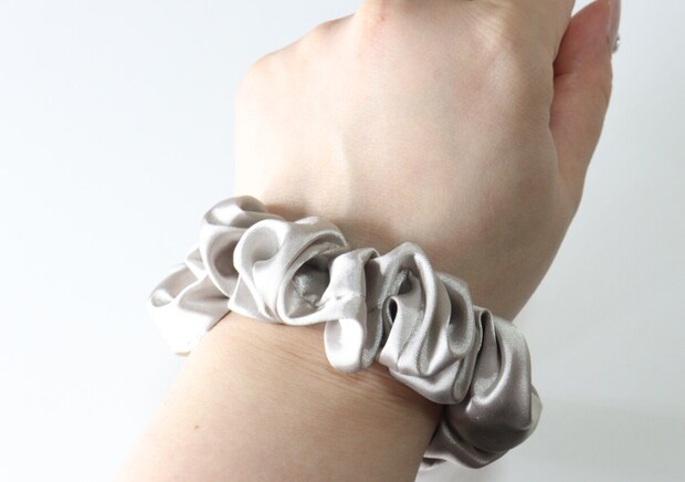 「手首につけっぱなし…から卒業します」アイディア光る100均シュシュ