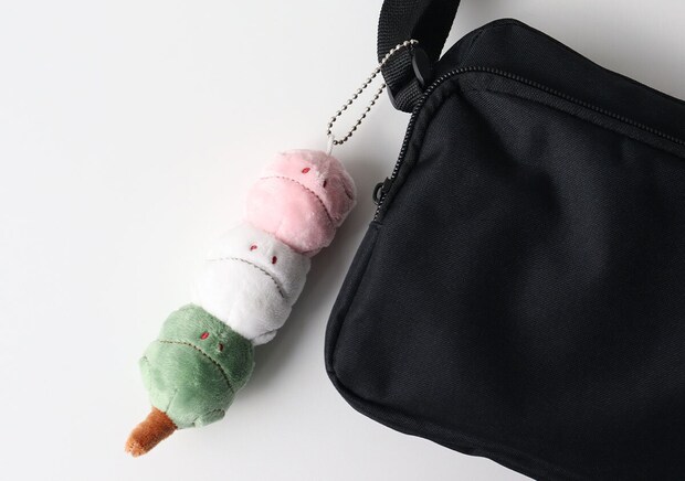 宝島社ムック付録の機動戦士ガンダム春ハロの三色だんごハロ ぬいぐるみチャームBOOK3