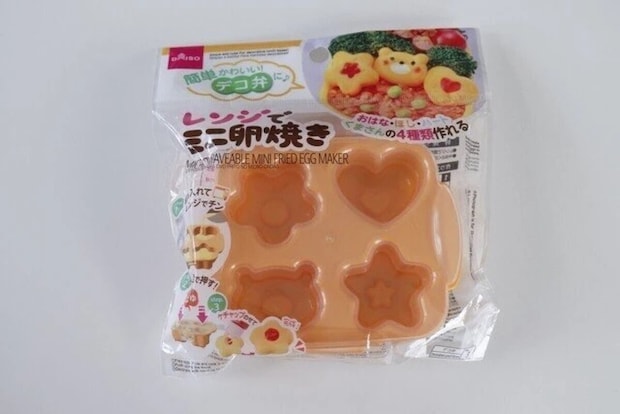 花・ハート・星・クマ形の4種の型を持つダイソーのレンジでミニ卵焼きのオレンジ色シリコン製パッケージ