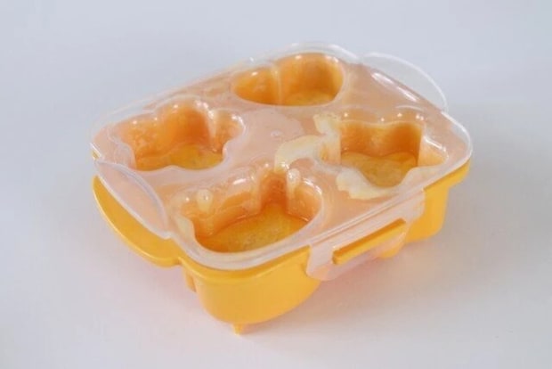 オレンジのシリコン型4枠に溶き卵を入れ透明な蓋をした電子レンジ加熱前の状態