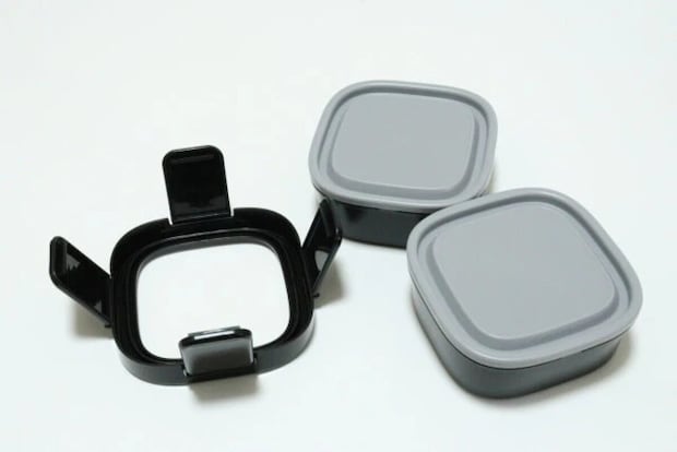 黒いロックフレームと灰色蓋付き容器2つに分解されたランチボックスのパーツ一式