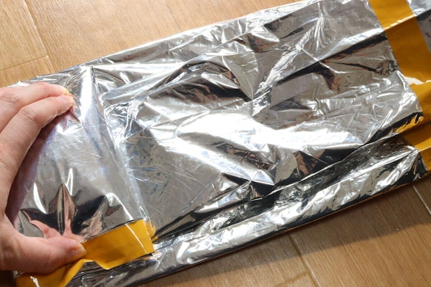 ダイソーの緊急簡易アルミ寝袋（静音タイプ）を折り畳む