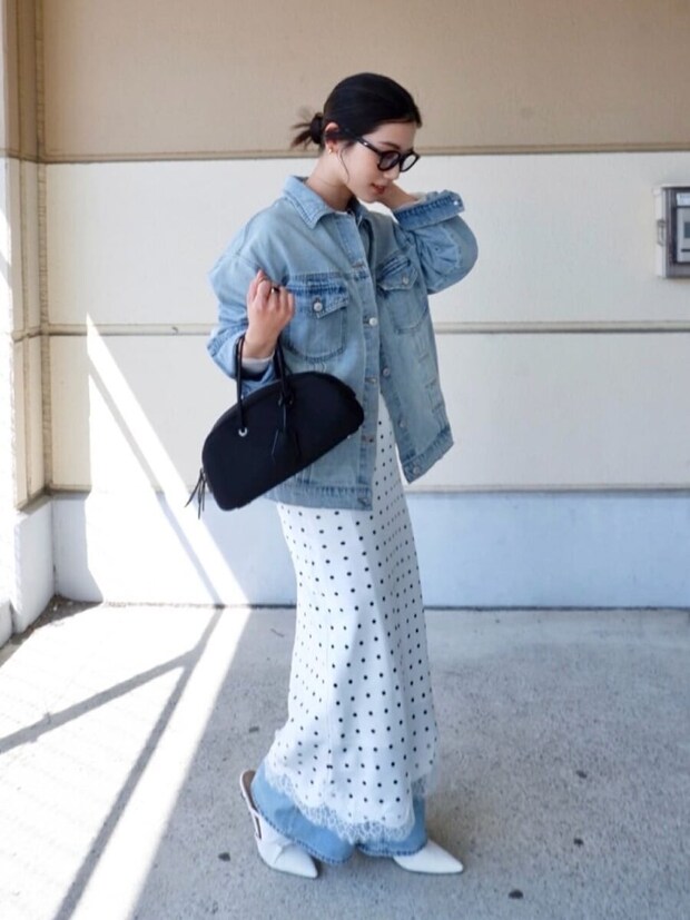 2026春大人女性おすすめ白スカートデニムジャケットコーデ