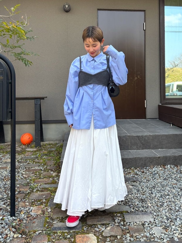 2026春大人女性おすすめ白スカートブルーシャツビスチェコーデ