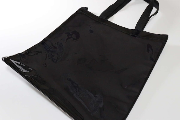 ショルダーベルトもつけられるトートバッグ　背面デザイン