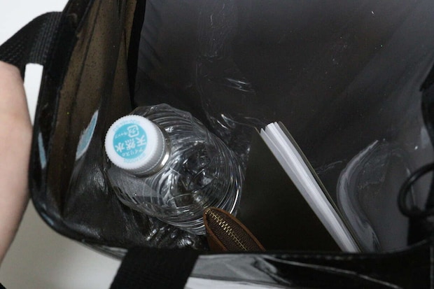 ショルダーベルトもつけられるトートバッグ　使用例