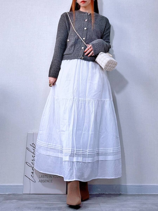 GU　ツイーディーニットカーディガン　グレー×白スカートコーデ