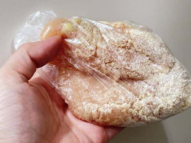ダイソーの塩こうじミニと鶏肉を袋に入れて漬け込む様子