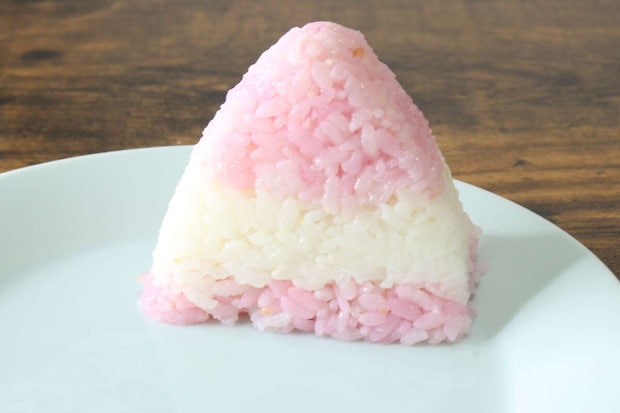 ダイソー 3色おにぎりメーカー ダイソーの3色おにぎりメーカーで作った紅白おにぎり