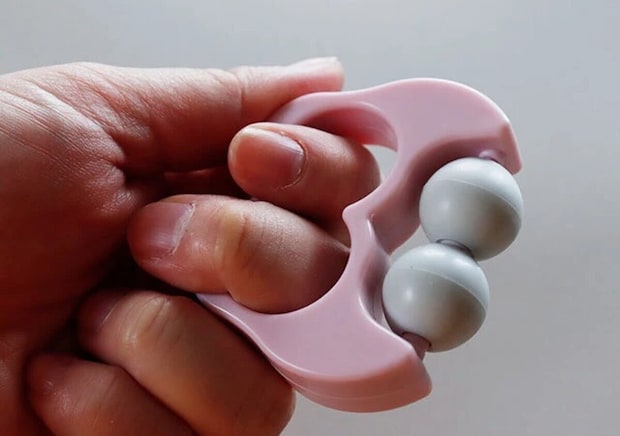 ダイソー ミニ携帯フェイスローラー(2つ穴) サイズ感 ダイソー ミニ携帯フェイスローラー(2つ穴) サイズ感