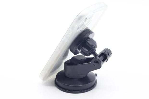 ダイソー　スマホホルダー マグネット式 車内用　　使用例