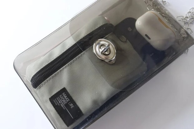 ダイソー　取り外しチェーン付ショルダーバッグ（モノトーン）　使用例