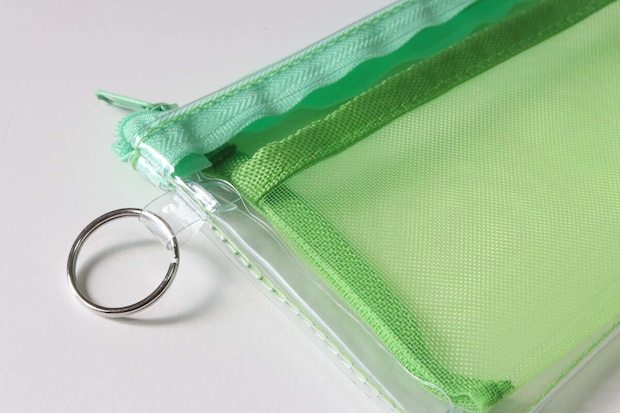 ダイソーのメッシュポケット付ペンケースはリング付きでチャームをつけられる