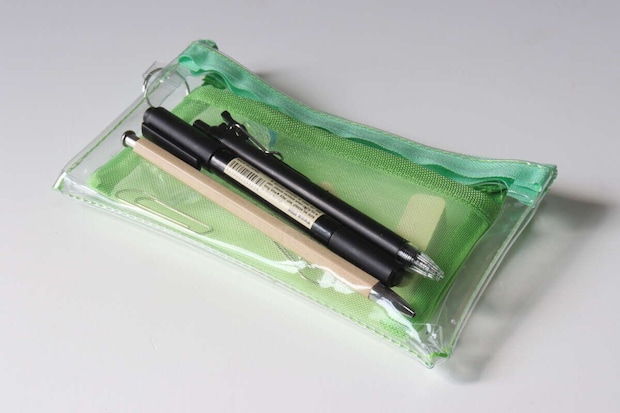 ダイソーのメッシュポケット付ペンケースの収納量