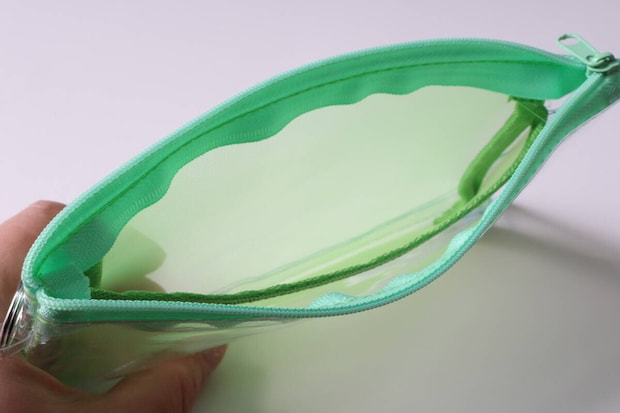 ダイソーのメッシュポケット付ペンケース