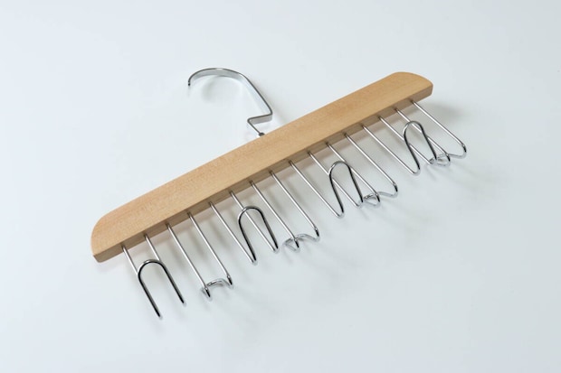 ダイソーの木製ベルトハンガーのビジュアル