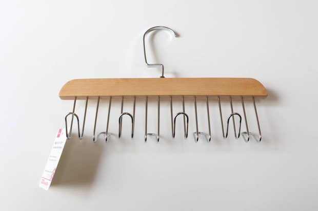 ダイソーの木製ベルトハンガーのパッケージ
