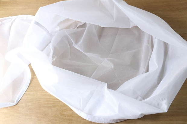 ダイソーの洗えるふとん用洗濯ネット（細目、円柱型）を開いた状態