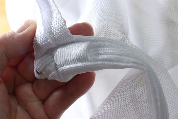 ダイソーの洗えるふとん用洗濯ネット（細目、円柱型）の使用例