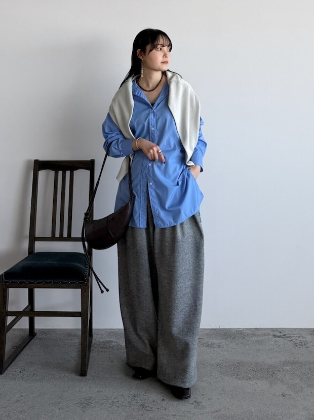 2026春大人女性おすすめブルーシャツニット肩掛けコーデ