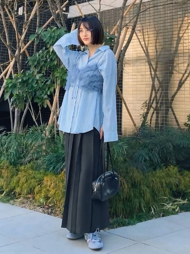 2026春大人女性おすすめブルーシャツビスチェレイヤードコーデ