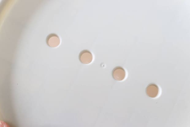 ダイソー　植木鉢置き台（キャスター付）　穴