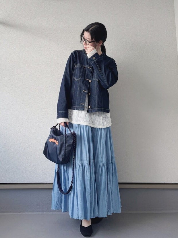 2026春大人女性おすすめデニムジャケットブルーロングスカートコーデ