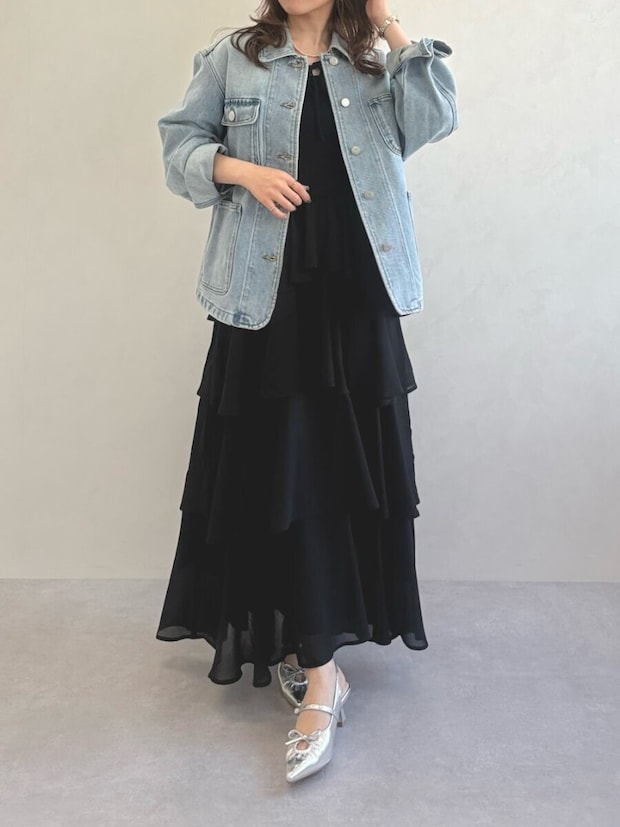 2026春大人女性おすすめデニムジャケット黒ワンピースコーデ
