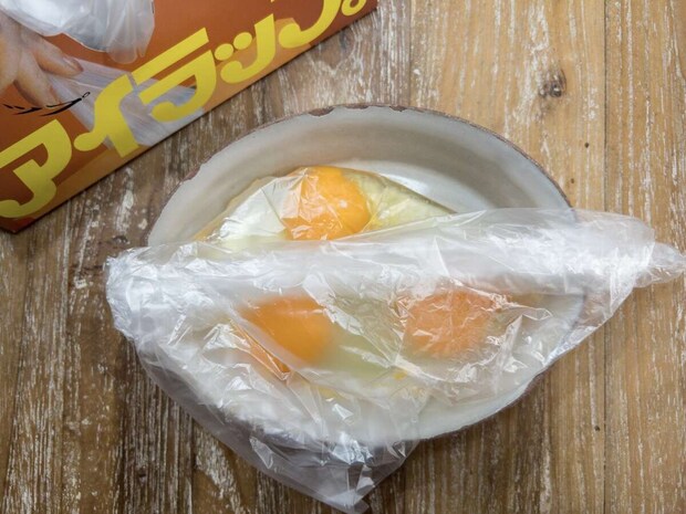 卵入りのアイラップの口を折り畳んで丸い器に乗せた状態の俯瞰写真