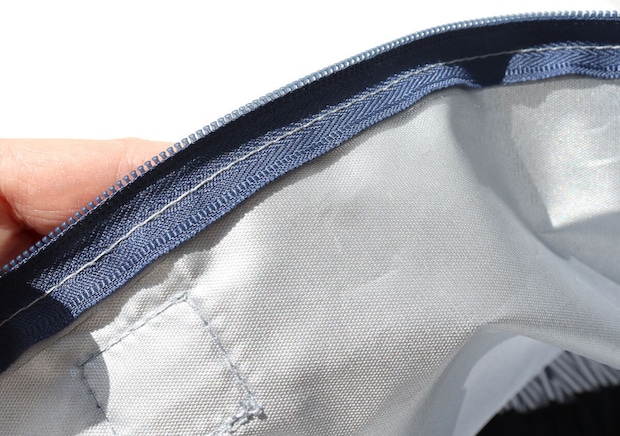 宝島社雑誌付録のInRed5月号増刊のコールマンの3つの外ポケットが便利！内側シルバーの撥水加工バッグ4