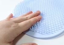 「素手にはもう戻れません…」「気持ちよさが全然違う」100均のブラシ