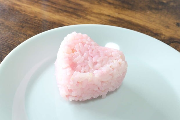 ダイソーのおにぎりパックを使ったハートのおにぎり