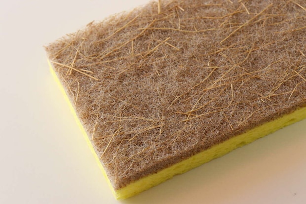 ダイソーのココナッツスクラブセルローススポンジ（2個）の茶色い面