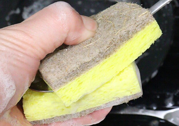 ダイソーのココナッツスクラブセルローススポンジ（2個）の使用例
