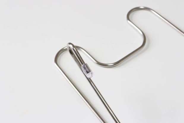 セリアのステンレス水切りラック用鍋ふたホルダーのフックの先端には傷つき防止のパーツ付き