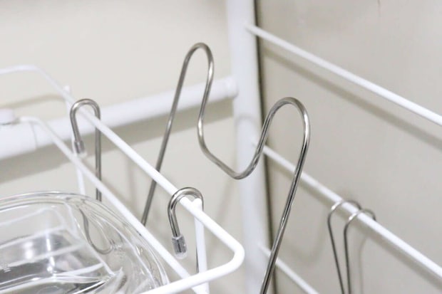 セリアのステンレス水切りラック用鍋ふたホルダーの設置例