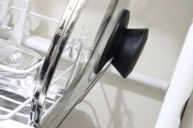 セリアのステンレス水切りラック用鍋ふたホルダーは鍋蓋の取っ手が収まり転がらない