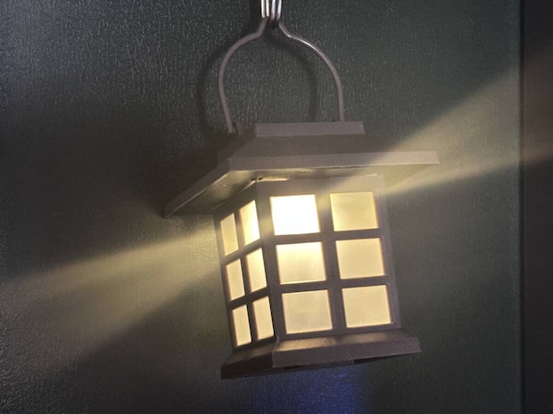 ソーラーライト（ハウス型、吊り下げ）　使用例