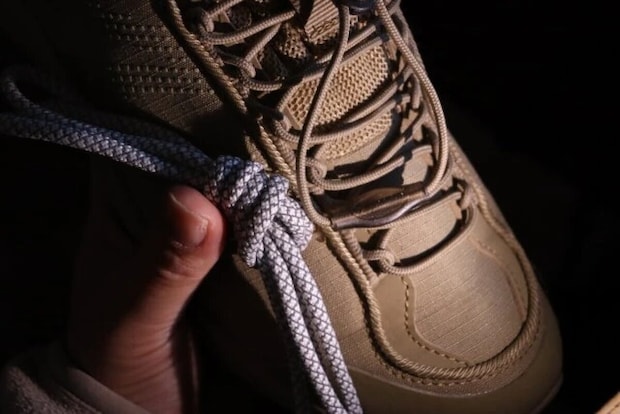 ダイソー　反射する靴紐（120cm、白・黒）　光具合