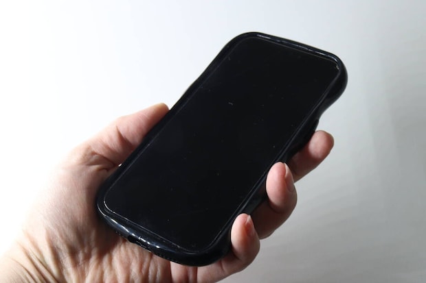 ダイソーのIP16e/15/14/13用ケース　ウェーブ　クリアを持つ